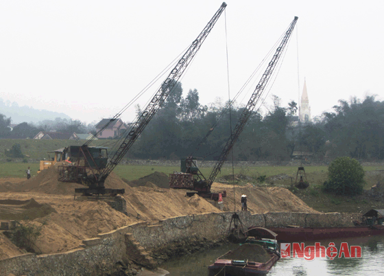 Bến cát sỏi trái phép này sử dụng hai chiếc cẩu lớn để múc cát từ hai chiếc thuyền sắt đưa lên bãi. Việc tập kết cát hoạt động giữa ban ngày, như chưa hề bị Đoàn kiểm tra