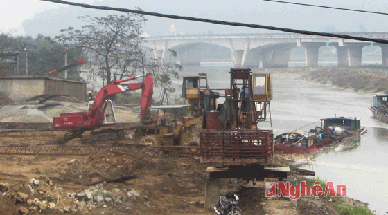 Còn ở thành phố Vinh, tại bến cát số 1 của Công ty CP Hùng Hưng, nơi đang làm các thủ tục để được tỉnh cho thuê đất và cấp giấy phép mở bến thủy nội địa, cũng tập kết cát lên bãi với phương thức vận chuyển bằng vòi rồng.