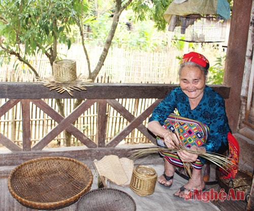 Cũng như người Thái ở các nơi khác, người Thái bản Lau có nghề thủ công truyền thống như đan, lát, trồng dâu, nuôi tằm, dệt vải,...