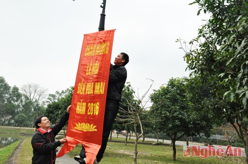 Cán bộ Trung tâm VHTT huyện Nam Đàn đang hoàn tất những công đoạn cuối cùng đó là trang trí băng rôn, khẩu hiệu xung quang sân Miếu mộ Vua Mai - nơi diễn ra các hoạt động chính của Lễ hội. 