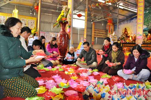 Một trong những điểm nhấn của Lễ hội đền Vua Mai năm nay đó là Lễ thả đèn hoa đăng vào đêm 14 tháng Giêng âm lịch tại hồ trước Miếu mộ Vua Mai. Sẽ có hơn 100 hoa đăng được thả với ý nghĩa tưởng nhớ công đức Vua Mai và các tướng lĩnh của ông, cầu mong quốc thái dân an.