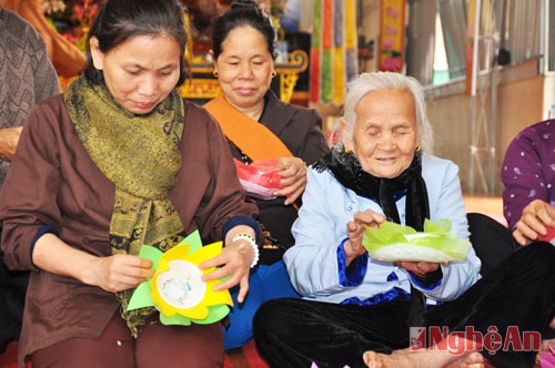 Để đảm bảo cho Lễ thả đèn hoa đăng, hơn 1 tháng nay, các phật tử của Chùa Hà (xã Hùng  Tiến) đã ngày đêm kết hoa. Bà Phan Thị Bốn (năm nay  85 tuổi)  ở xóm 5, Hùng Tiến cho biết: những chiếc đèn hoa đăng này là tấm lòng của các phật tử chùa Hà kính dâng lên Vua Mai.