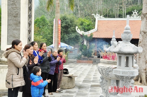 Dù chưa diễn ra lễ hội nhưng những ngày này, rất nhiều nhân dân và du khách thập phương đã tới dâng hương, dâng hoa  tại Miếu mộ Vua Mai.