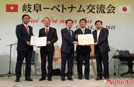 Lãnh đạo Cục Đầu tư nước ngoài và lãnh đạo tỉnh Nghệ An trao nhận các biên bản hợp tác với tỉnh Gifu - Nhật Bản.