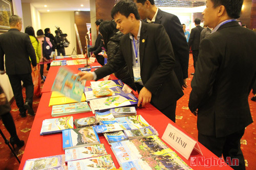 Đại biểu dự Hội nghị tìm hiểu thông tin du lịch tại gian triển lãm của tỉnh Thanh Hóa.