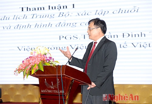 PGS.TS Trần Đình Thiên – Viện trưởng Viện Kinh tế Việt Nam trình bày tham luận về xác lập chuỗi và định hình đẳng cấp trong liên kết du lịch vùng.