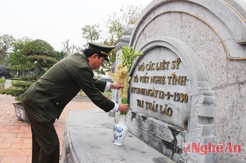 Đồng chí Trần Đại Quang dâng bó hoa tươi tưởng nhớ các anh hùng liệt sỹ