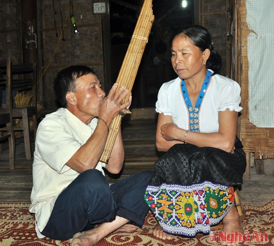 Khèn bè là nhạc cụ đa năng, nhưng nó phát  huy hiệu quả cao nhất khi đệm cho những làn điệu dân ca Thái (khắp, lăm, nhuôn, xuối). Trong ảnh: Anh Vi Thanh Hải đệm khèn bè cho vợ thể hiện làn điệu khắp.