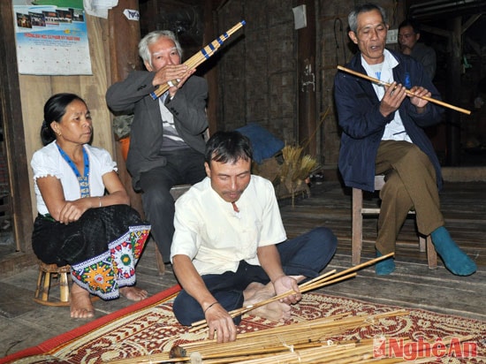 Mỗi khi chế tác xong chiếc khèn bè ưng ý, anh Vi Thanh Hải thường mời những người lớn tuổi trong xã, có kinh nghiệm sử dụng đến thử âm và cùng thể hiện bản hòa tấu. Tiếng nhạc vang lên, không khí bản làng trở nên náo nức, vui tươi.