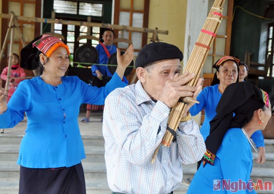 Cùng với cồng chiêng, khắc luống và các loại khèn, pí, chiếc khèn bè làm nên bản hòa tấu rộn ràng, náo nức, thể hiện niềm lạc quan, yêu đời và tinh thần đoàn kết của cộng đồng dân tộc Thái.