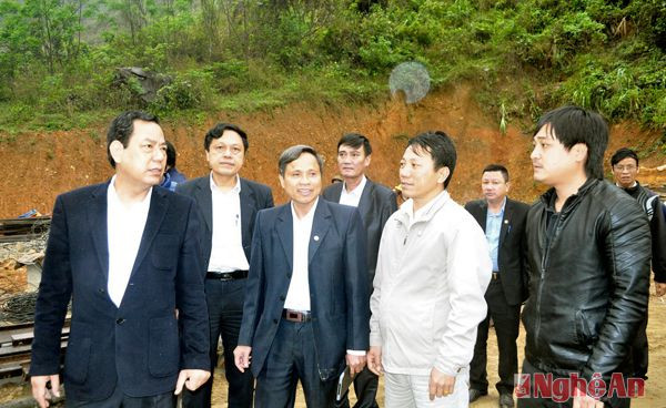 Đồng chí Nguyễn Hồng Kỳ - Giám đốc sở GTVT kiểm tra tuyến đường Tây Nghệ An