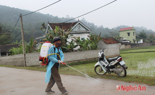 Phun hóa chất tiêu độc khử trùng trên các tuyến đường giao thông ở xã Diễn Phú