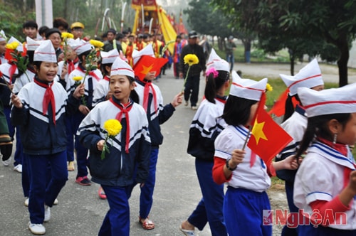 Các em học sinh tham gia đoàn rước.