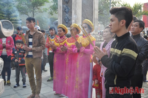 Lễ hội Vua Mai 2016 đã thu hút đông đảo người dân tham gia. Là ngày hội lớn của nhân dân Nam Đàn và du khách thập phương.