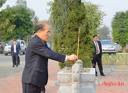 Đồng chí Nguyễn Sinh Hùng dâng hương trước khu mộ các liệt sỹ.