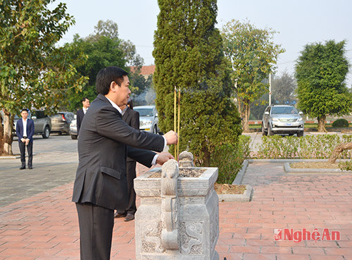 Đồng chí Vương Đình Huệ - Ủy viên Bộ Chính trị, Trưởng ban Kinh tế Trung ương thành kính trước anh linh các anh hùng liệt sỹ.
