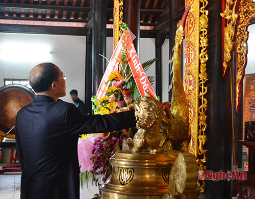Chủ tịch Quốc hội Nguyễn Sinh Hùng thay mặt đoàn công tác dâng hoa lên bàn thờ liệt sỹ...