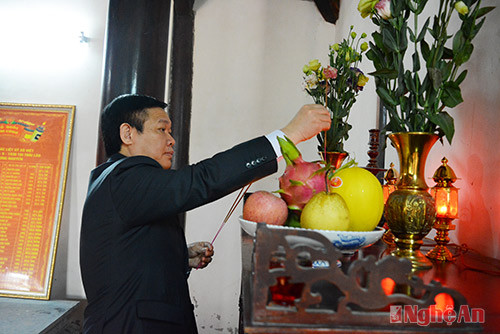 Đồng chí Vương Đình Huệ dâng hương trước bàn thờ liệt sỹ.