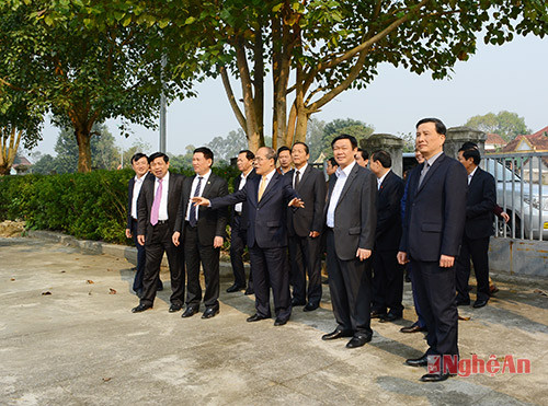 Các đồng chí trong đoàn công tác vui mừng trước sự khang trang, đổi mới của làng quê xứ Nghệ.