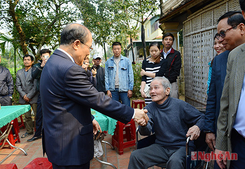 Đồng chí Nguyễn Sinh Hùng tận tình thăm hỏi, trò chuyện cùng bà con nhân dân xã Kim Liên.