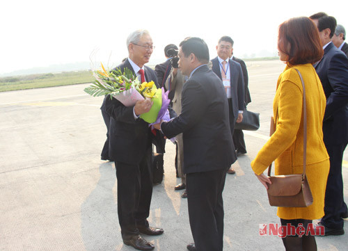 ​Đón tiếp đoàn tại sân bay có đồng chí Huỳnh Thanh Điền – Phó Chủ tịch UBND tỉnh Nghệ An; lãnh đạo sở Ngoại vụ và các ban, ngành liên quan.