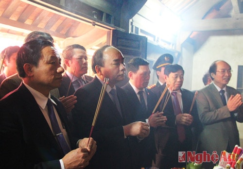... và tặng bó hoa 