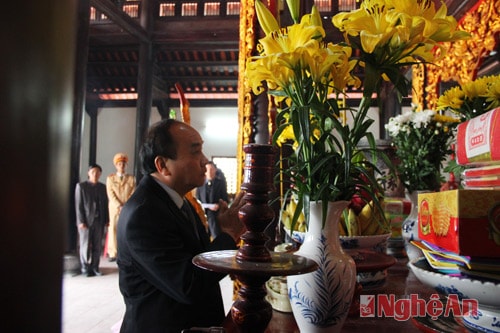 Rời Khu di tích Kim Liên, đồng chí Nguyễn Xuân Phúc và đoàn công tác