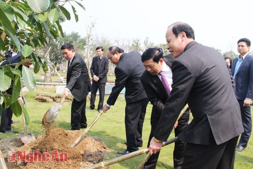 Và trồng cây lưu niệm trong khuôn viên đài tưởng niệm.