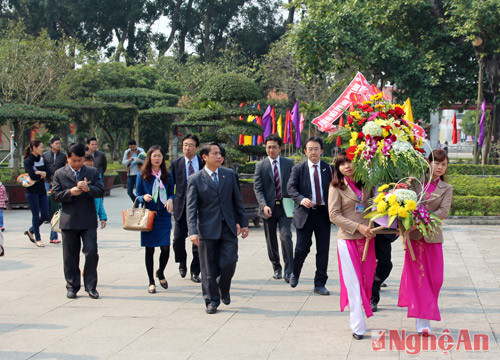Đoàn công tác tỉnh Gifu, Nhật Bản đến dâng hoa tưởng niệm Chủ tịch Hồ Chí Minh tại Khu Di tích Kim Liên.