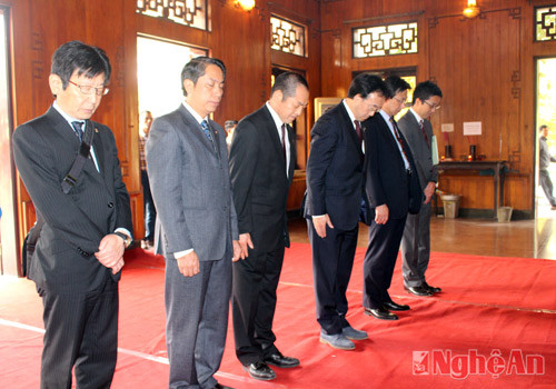 Các đại biểu đoàn công tác tỉnh Gifu thành kính tưởng niệm Chủ tịch Hồ Chí Minh.