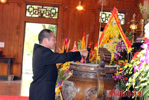 Ông Hisashi Watanabe dâng hương tưởng niệm Chủ tịch Hồ Chí Minh.