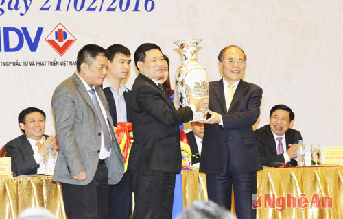 Lãnh đạo tỉnh Nghệ An và BIDV tặng Chủ tịch Quốc hội Nguyễn Sinh Hùng chiếc độc bình được chế tác tinh xảo.