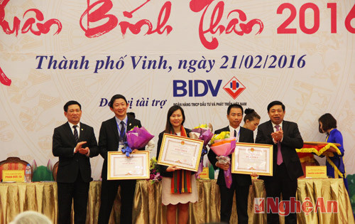 Tặng Bằng khen cho các tổ chức, doanh nghiệp có đóng góp tích cực trong hoạt động đầu tư tại Nghệ An năm 2015.
