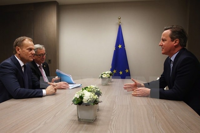 Chủ tịch Hội đồng châu Âu Donald Tusk, Chủ tịch Ủy ban châu Âu Jean-Claude Juncker và Thủ tướng Anh David Cameron (phải) tại cuộc gặp ở Brussels. (Nguồn: TTXVN)