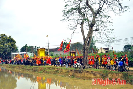 Rước linh vị Uy Minh Vương từ đền Quả Sơn lên chùa Bà Bụt