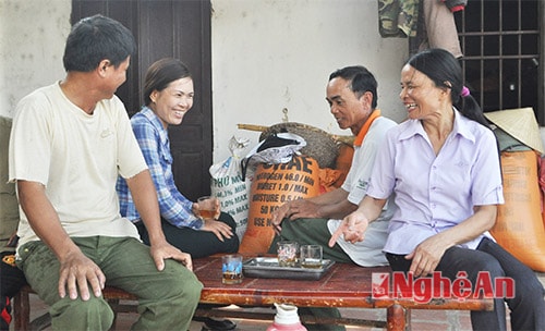 Cán bộ Mặt trận huyện Yên Thành, xã Hậu Thành trao đổi công việc với tổ liên gia xóm Đông Phú về tình hình xây dựng nông thôn mới.