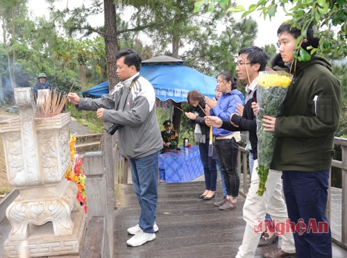 Thành kính dâng hương, hoa lên mộ Đại tướng