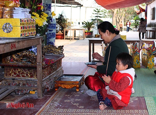   Nhiều gia đình đưa cháu con cùng đi lễ chùa, với ý niệm răn dạy lối sống lương thiện, hiếu thuận với ông bà, cha mẹ.