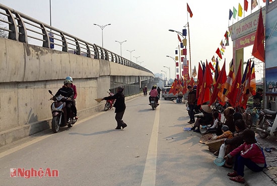 Nhếch nhác hình ảnh ăn xin, chèo kéo khách trước cổng chùa Cần Linh