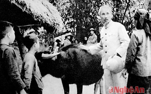 Bác Hồ luôn gần dân, quan tâm đến đời sống nhân dân. (Ảnh tư liệu)