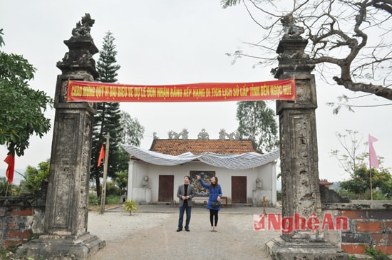 Đền Thánh Cao xây dựng vào năm Cảnh Thịnh 2 (1794), ban đầu đền làm bằng tranh tre. Đến năm (1858), nhân dân công đức xây dựng lại hai tòa có mặt bằng kiến trúc chữ Đinh, bằng gỗ lim. Năm 1964, nhà bái đường dỡ để phục vụ kháng chiến. Năm 2006, nhà bái đường được xây dựng lại 03 gian bằng bê tông giả gỗ. Đến nay, di tích đền Thánh Cao vẫn giữ được các yếu tố gốc như: nhà hậu cung, cột nanh cổng và một số tài liệu, hiện vật cổ, quý. 