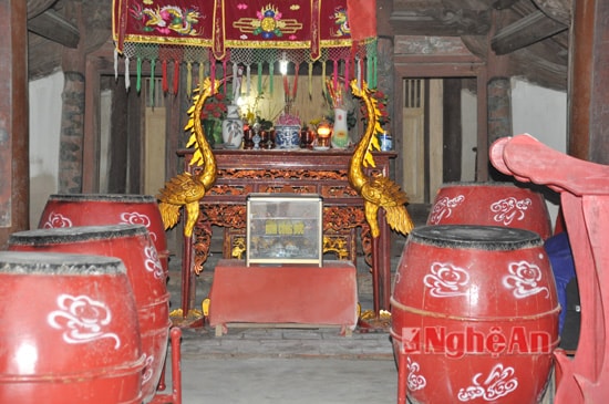  Đền Ngọc Huy Các hoạt động sinh hoạt văn hóa tín ngưỡng diễn ra tại đền, không những đã thể hiện truyền thống trọng đạo nghĩa vốn có từ thuở xa xưa ở mảnh đất này, mà còn phản ánh những nét văn hóa, phong tục tập quán... giàu bản sắc của địa phương.