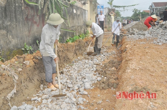 Người dân xóm Mõ ủng hộ mỗi hộ từ 3 triệu đồng để làm mương thoát nước.