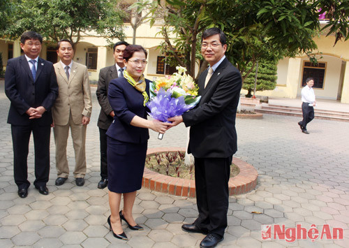 Đồng chí Nguyễn Thị Kim Chi - Ủy viên BCH Đảng bộ tỉnh, Giám đốc Sở GD - ĐT Nghệ An tặng hoa đón đoàn công tác tỉnh Gifu, Nhật Bản.