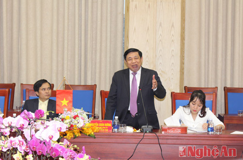 Đồng chí Nguyễn Xuân Đường - Phó Bí thư Tỉnh ủy, Chủ tịch UBND tỉnh phát biểu đề nghị hai tỉnh cần nhanh chóng cụ thể hóa các lĩnh vực hợp tác.