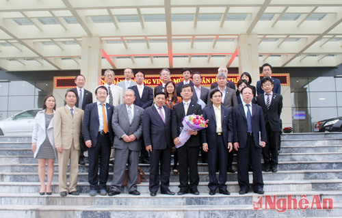 Đoàn công tác tỉnh Gifu chụp ảnh lưu niệm với lãnh đạo tỉnh Nghệ An.