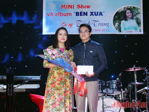 Ca sỹ Đinh Trang trao quà khuyến học cho đại diện Hội khuyến học phường Nghi Hải.