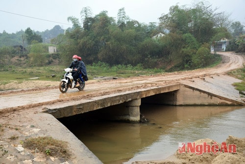Người dân mong muốn cầu khe Thần nhanh hoàn thành để vào mùa mưa lũ không bị chia cắt do nước ngập tràn này.