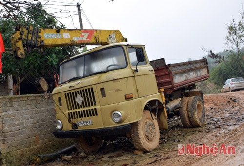 Phương tiện máy móc của Công ty cổ phần Minh Sáng nằm bất động tại công trình cầu khe Thần trong nhiều ngày qua.