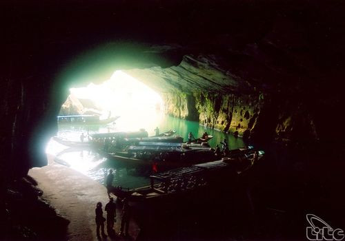 Cảnh cửa hang nhìn từ bên trong động Phong Nha. Tại Phong Nha - Kẻ Bàng có khoảng 300 hang động lớn nhỏ được chia thành 3 hệ thống chính: hệ thống động Phong Nha, hệ thống hang Vòm và hệ thống hang Rục Mòn.